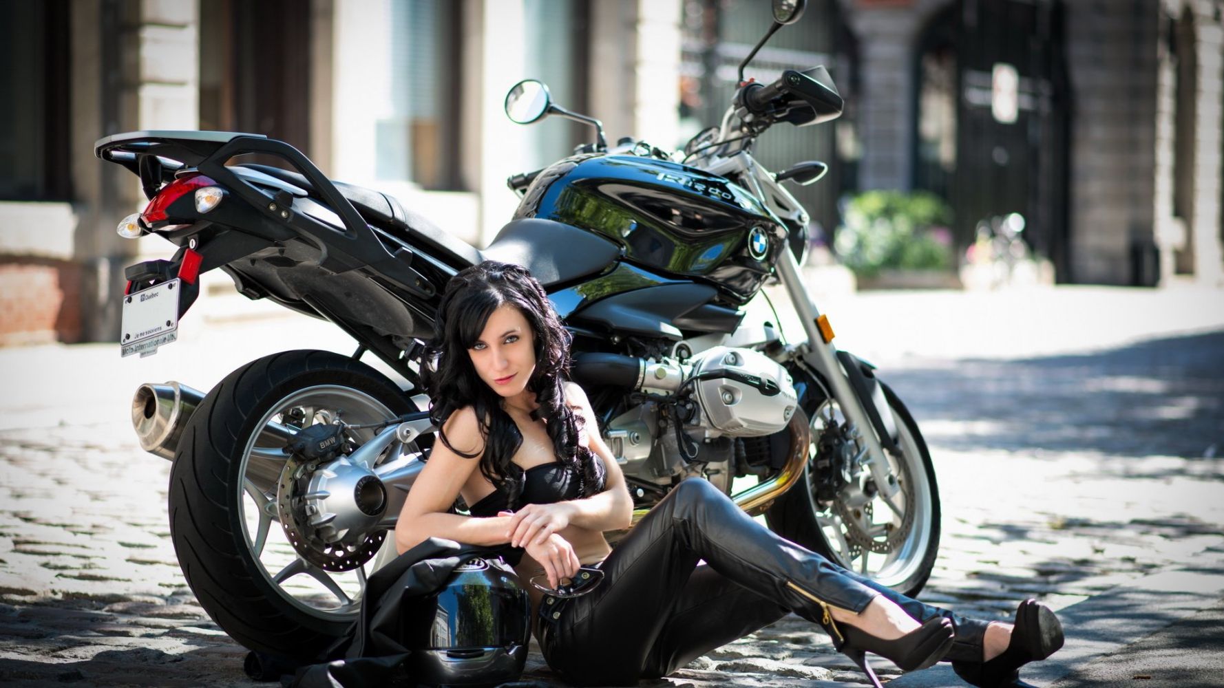 Fresh photos, fresh mood — European women on bikes online in Yarkand