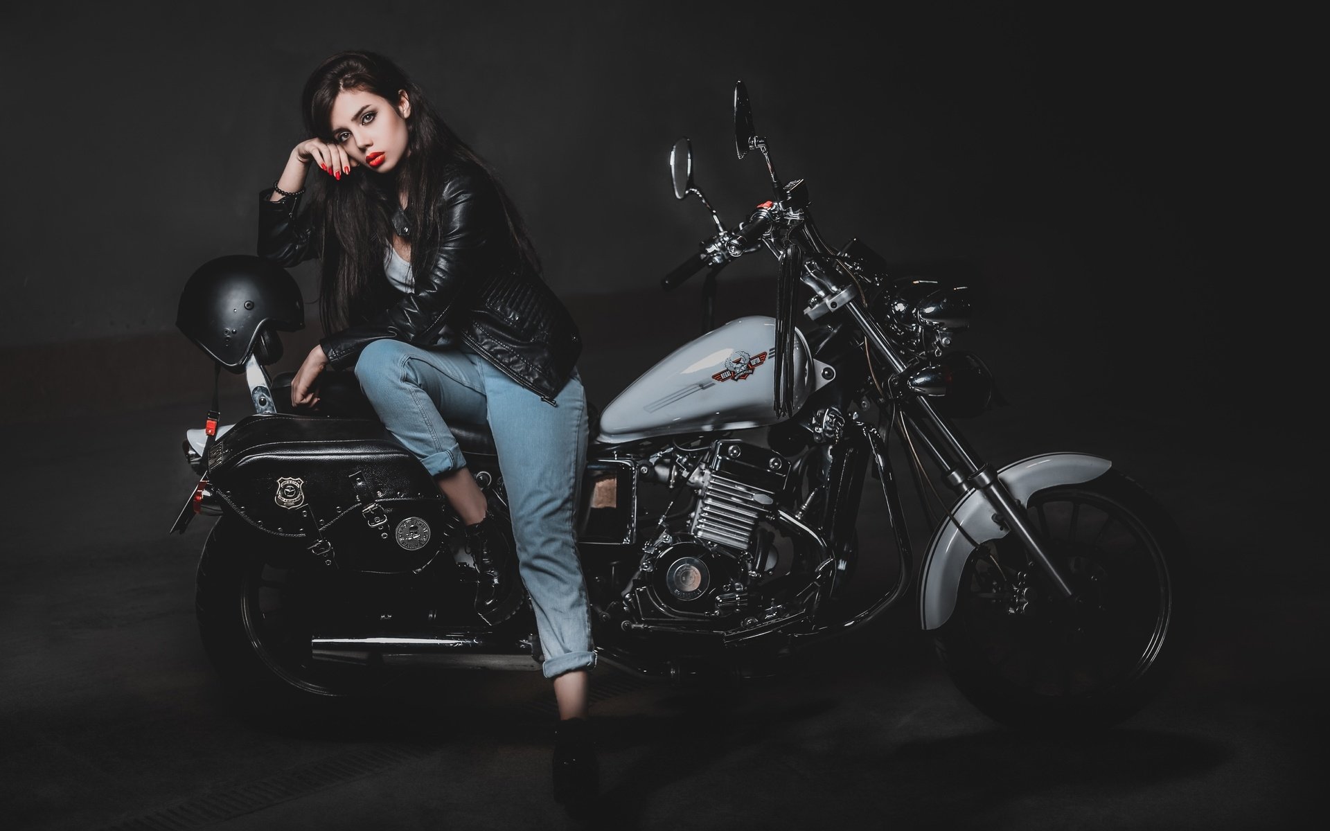 Biker girls: style and drive brings the glow — live moments in Yarkand