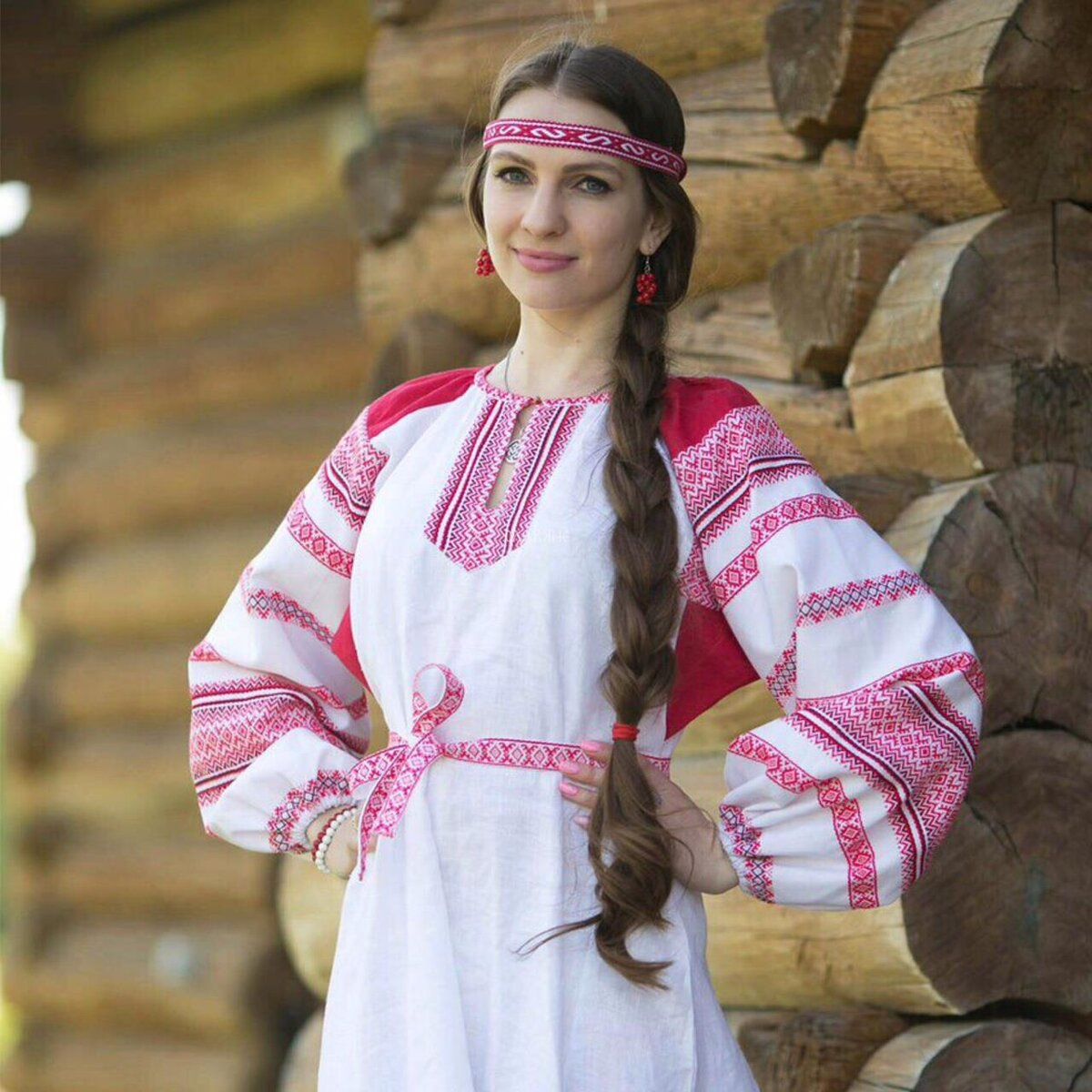 Girls in Slavic costumes brings the glow — live moments in Yarkand